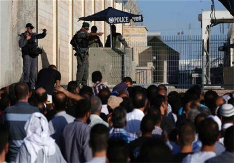حضور هزاران فلسطینی در مسجد الاقصی همزمان با روز قدس