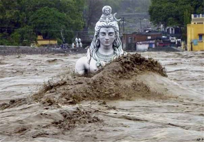 بارش شدید باران و جاری شدن سیل در اوتارکند هند/ 30 نفر کشته و هزاران تن دیگر آواره شدند + تصاویر
