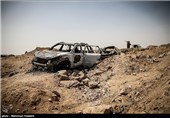 آثار به جا مانده از حمله به کاروان داعش در استان الانبار