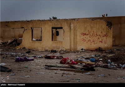 دیوار نوشته ای با مضمون قسم به خون امام حسین ع زینب دوباره به اسارت نخواهد رفت در شهر فلوجه