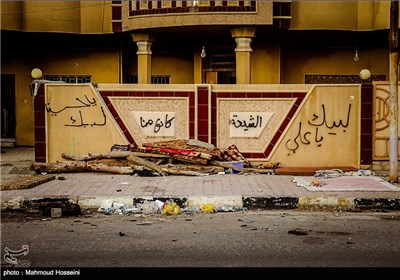 دیوار نوشته گروه های نظامی شیعه که در این مکان مستقر بوده اند در شهر فلوجه