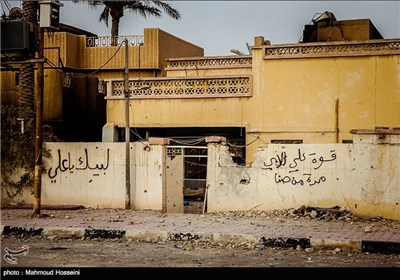 دیوار نوشته گروه نظامی علی که از این محل عبور کرده اند در شهر فلوجه