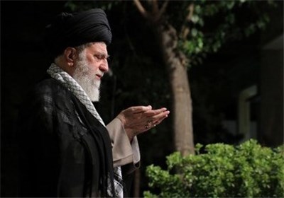 تصاویر دیده نشده از اقامه نماز توسط رهبر معظم انقلاب