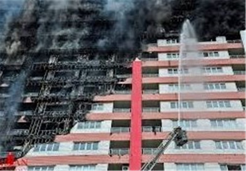 جنس سازه‌های برج طاووس در گسترش آتش موثر بود/مصدومیت آتش‌نشانان بندرانزلی با دودهای شیمیایی و سمی + تصاویر