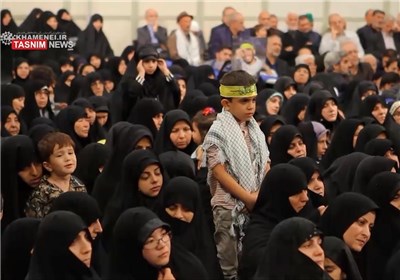 الإمام الخامنئی یلتقی أبناء شهداء المدافعین عن حرم أهل البیت (ع)