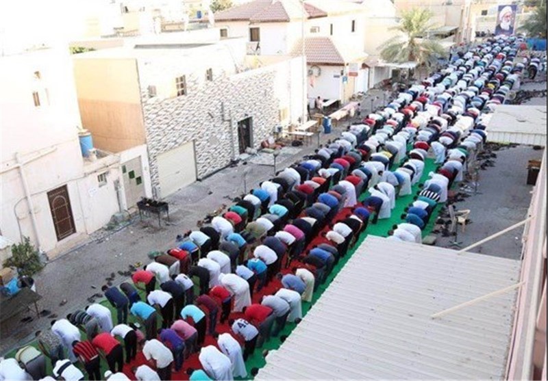برپایی نماز عید فطر مقابل منزل شیخ عیسی قاسم در بحرین