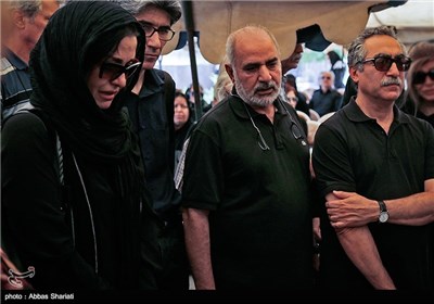 فرهاد توحیدی، پرویز پرستویی و مریلا زارعی در مراسم تشییع پیکر مرحوم بهمن زرین پور - کرج