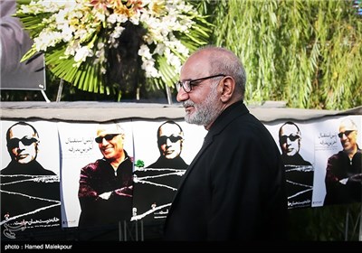 پرویز پرستویی در مراسم تشییع پیکر مرحوم عباس کیارستمی کارگردان سینما