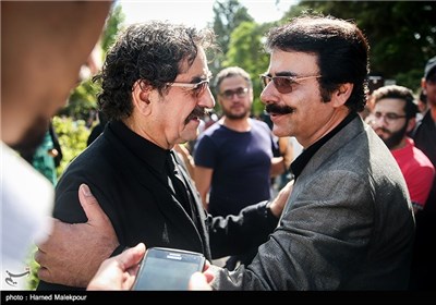 علیرضا افتخاری و شهرام ناظری در مراسم تشییع پیکر مرحوم عباس کیارستمی کارگردان سینما