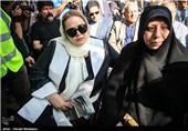 پروانه مافی نماینده مردم تهران در مجلس شورای اسلامی و بهاره رهنما در مراسم تشییع پیکر مرحوم عباس کیارستمی کارگردان سینما