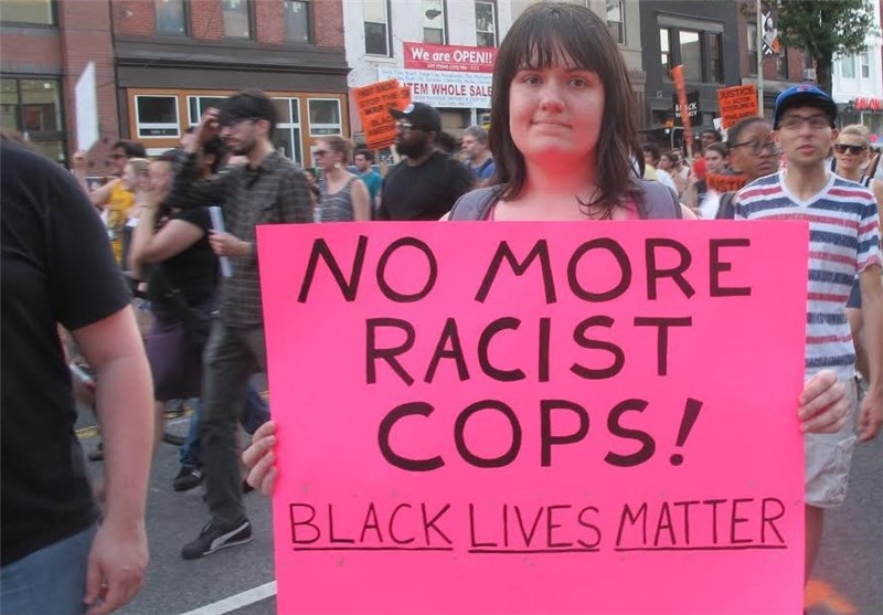 تظاهرات در شیکاگو در اعتراض به رفتار تبعیض آمیز پلیس آمریکا با سیاهپوستان