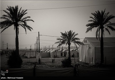 اردوگاه آوارگان العمل واقع در ابوغریب از ابتدای درگیریهای نیروهای عراقی و داعش پناهگاه بخشی از آوارگان جنگ فلوجه است. بیشتر این آوارگان را زنان و کودکان تشکیل میدهند. هرچند درگیریها در فلوجه پایان یافته اما بازگشت این آوارگان به خانه و کاشانه مستلزم سازندگی در فلوجه است. 