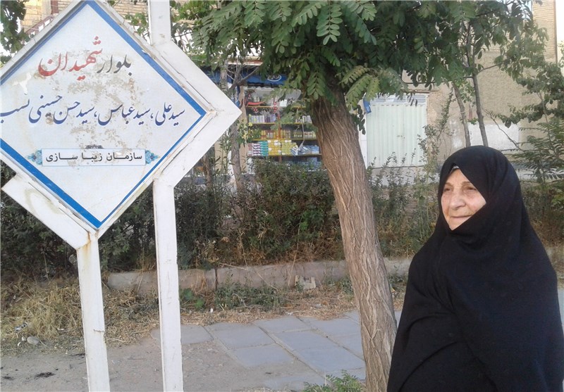 مادر شهیدان حسینی نسب: خانواده شهدا جز احترام توقعی از مسئولان ندارند/ 30 سال گمنامی سه شهید بروجردی و نام‌گذاری تنها یک بلوار به نام آن‌ها