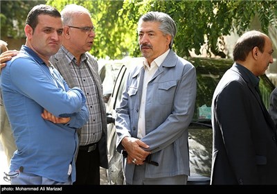 غلامرضا انصاری عضو شورای شهر تهران در مراسم تشییع پیکر همسر محسن آرمین 