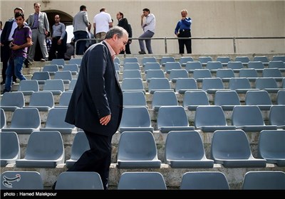 بازدید مهدی تاج رئیس فدراسیون فوتبال از مراحل نصب صندلی‌های طبقه دوم ورزشگاه آزادی