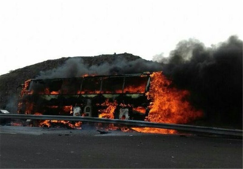 تازه‌ترین اخبار از سانحه اتوبوس تهران ــ کرمان| 21 کشته و 27 مصدوم تاکنون/ &quot;بی‌احتیاطی راننده اتوبوس&quot; عامل تصادف خونین+ اسامی مصدومان