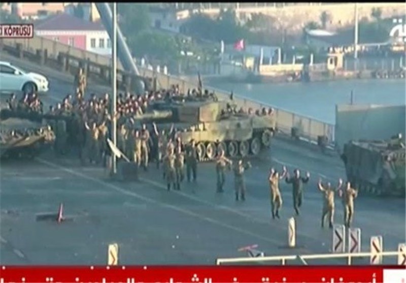 سربازان کودتاچی در پل بسفر خود را تسلیم کردند