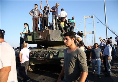 أنصار اردوغان ینهالون بالضرب على انقلابیین
