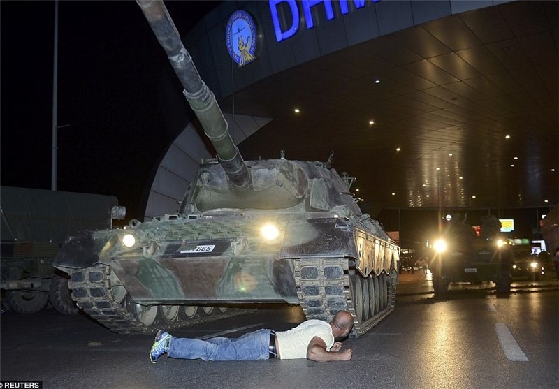 کودتاگران در تلاش برای ورود دوباره تانک‌ها به خیابان‌های استانبول