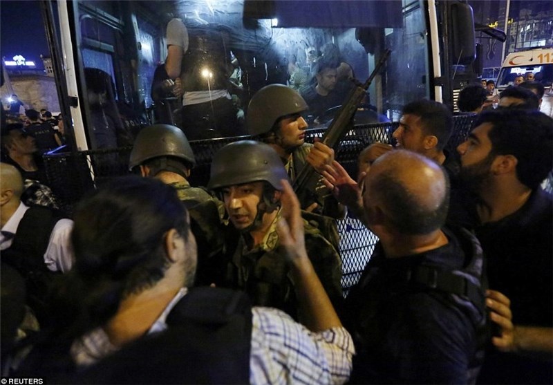 فیلم درگیری سربازان کودتاچی،‌ پلیس و کارکنان شبکه سی‌ان‌ان ترکیه