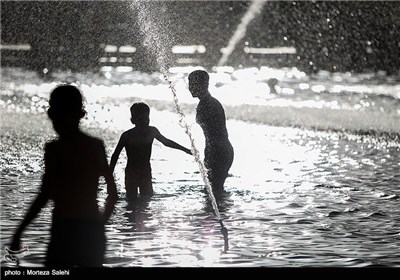 آب بازی در میدان امام خمینی(ره) اصفهان