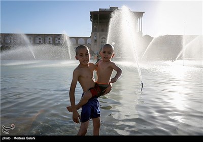 آب بازی در میدان امام خمینی(ره) اصفهان