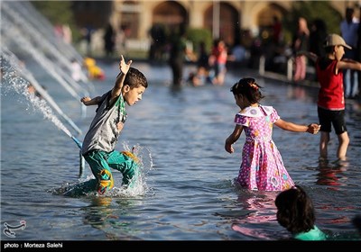 آب بازی در میدان امام خمینی(ره) اصفهان