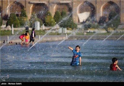 آب بازی در میدان امام خمینی(ره) اصفهان