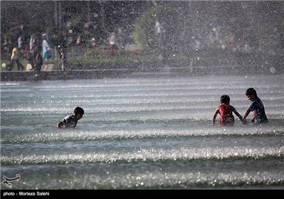 آب بازی در میدان امام خمینی(ره) اصفهان