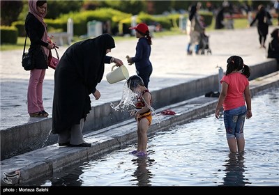 آب بازی در میدان امام خمینی(ره) اصفهان