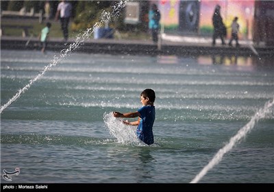 آب بازی در میدان امام خمینی(ره) اصفهان