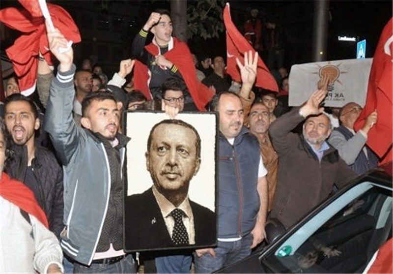 برگزاری اعتراضات ضد کودتای نظامی ترکیه در شهرهای مختلف آلمان