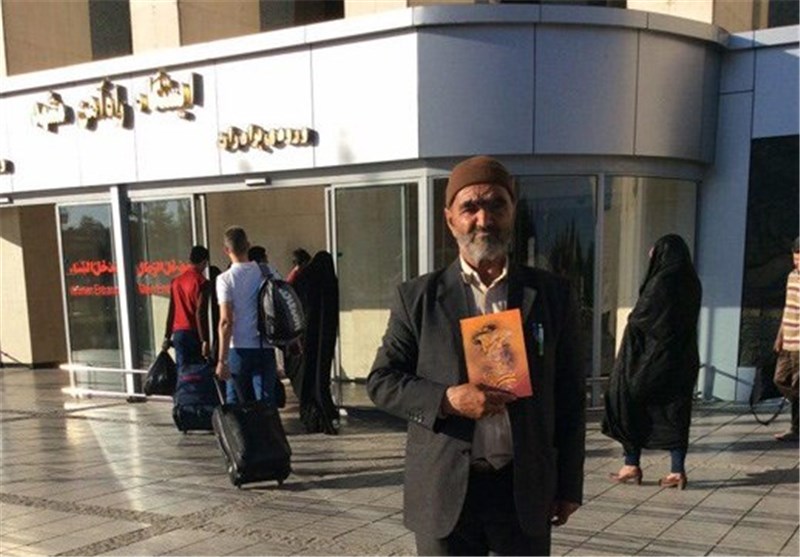 دیدار با مهمان «ماه عسل» در ایستگاه راه‌آهن مشهد/ حالا روزی 200 جلد کتاب می‌فروشم