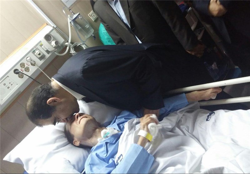 وزیر بهداشت از احمد عزیزی و فرماندار دالاهو عیادت کرد