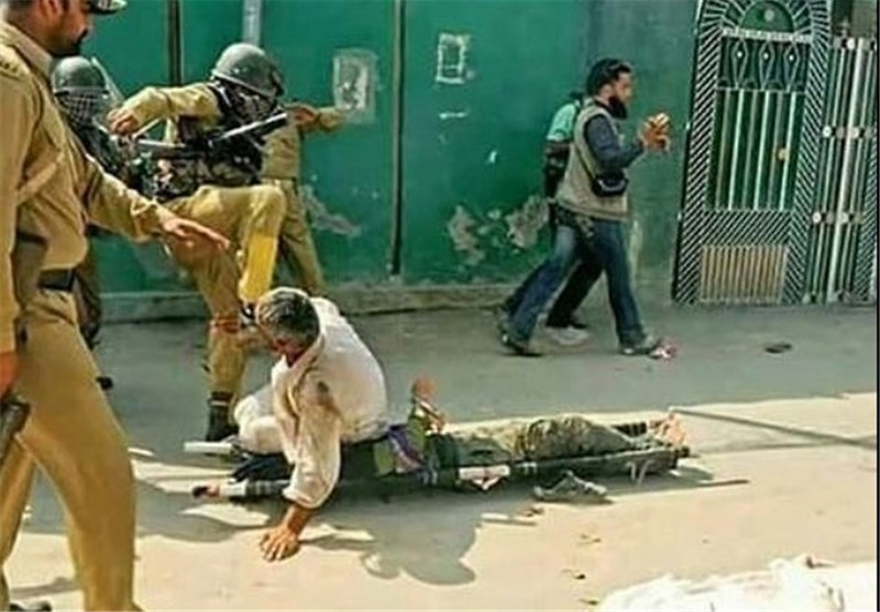 بالصور.. السلطات الهندیة تقمع الاحتجاجات فی کشمیر