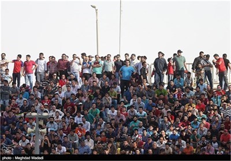 تماشاگران یزدی پشت ورزشگاه نصیری تجمع کردند ‌