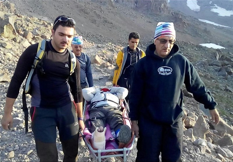 نجات جان 2 نفر در ارتفاعات برف‌گیر روستای اغشت با تلاش 11 ساعته امدادگران هلال‌احمر البرز