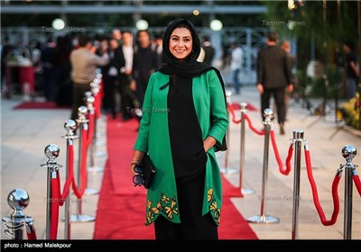 ورود آزاده صمدی به شانزدهمین جشن سینمایی و تلویزیونی حافظ