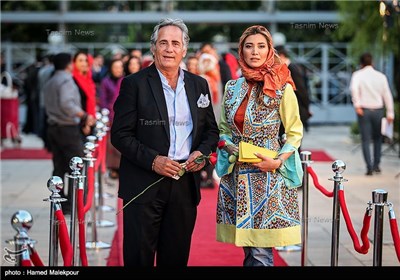 ورود مجید مظفری و دخترش نیکی مظفری به شانزدهمین جشن سینمایی و تلویزیونی حافظ