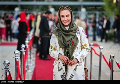 ورود آنا نعمتی به شانزدهمین جشن سینمایی و تلویزیونی حافظ