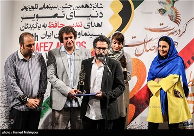 اهدای تندیس بهترین فیلم سینمایی شانزدهمین جشن حافظ به سعید ملکان تهیه‌کننده فیلم ابد و یک روز