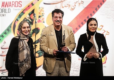 اهدای تندیس بهترین کارگردان سینمایی شانزدهمین جشن حافظ به علیرضا رئیسیان توسط افسانه بایگان و آزاده زارعی