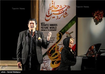 اجرای موسیقی توسط سالار عقیلی در شانزدهمین جشن سینمایی و تلویزیونی حافظ