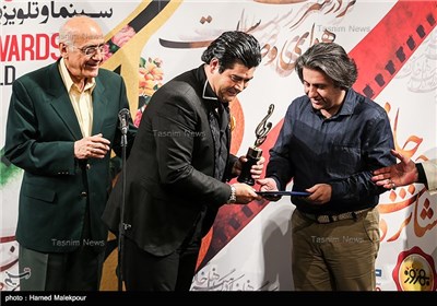 اهدای تندیس بهترین ترانه شانزدهمین جشن حافظ به سالار عقیلی خواننده سریال معمای شاه