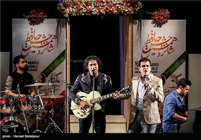 اجرای موسیقی توسط کوروش تهامی و رضا یزدانی در شانزدهمین جشن سینمایی و تلویزیونی حافظ