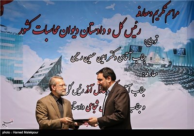 اعطای حکم ریاست دیوان محاسبات کشور به عادل آذر توسط علی لاریجانی رئیس مجلس شورای اسلامی
