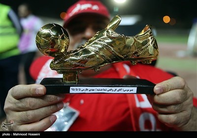 مهدی طارمی جایزه کفش طلای خود را به موسی سلامت جانباز دفاع مقدس اهدا کرد