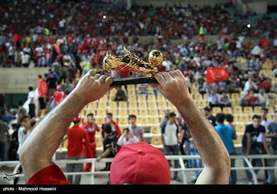 مهدی طارمی جایزه کفش طلای خود را به موسی سلامت جانباز دفاع مقدس اهدا کرد
