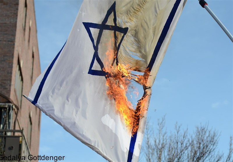 آتش‌زدن پرچم رژیم صهیونیستی خارج از همایش ملی دموکراتها + عکس