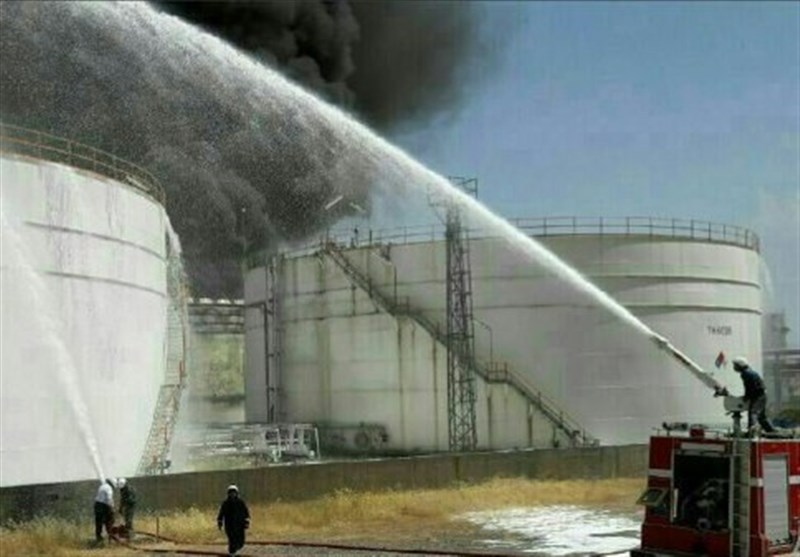 جزئیات آتش‌سوزی یک مخزن نفتی پتروشیمی بیستون/&quot;اتصالات برقی و نوسانات انرژی&quot; عامل حادثه/ آتش‌نشانان در حال اطفاء حریق هستند